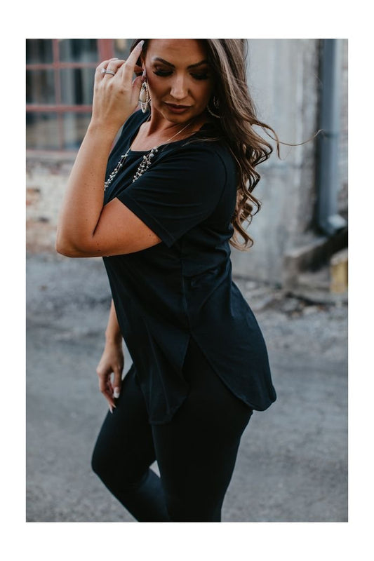 ESSENTIAL BLACK SHORT SLEEVE TOP WITH CURVED HEM RELAXED FIT SCOOP NECK WITH SIDE SLIT